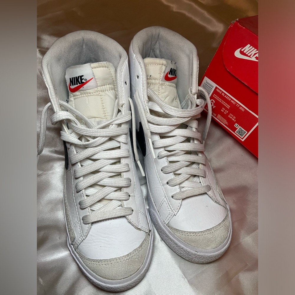 Nike White and Black High-Tops